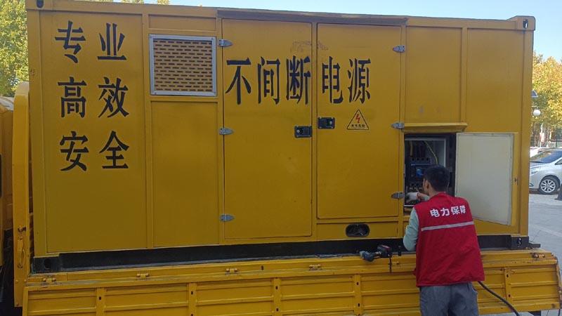 万全柴油发电机组和UPS电源配合使用时，如何避免切换过程中的电力中断？