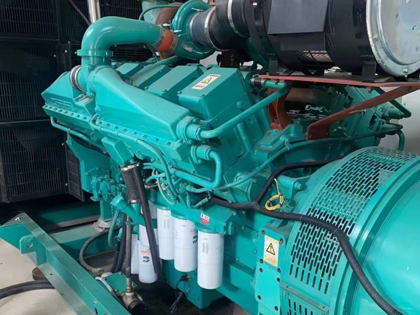 万全更换100kW柴油发电机组机油时，需要注意哪些事项？